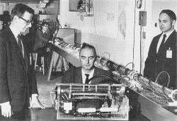 Le physicien Jacques Beaulieu (à gauche) au centre de recherche pour la Défense nationale, 1970 © Coll. Beaulieu